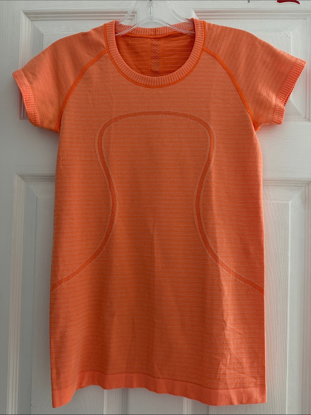 Lululemon Swiftly Tech Short Sleeve Tee in a vibrant orange hue
SZ: 6
Great cond